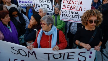 Concentración convocada por el Ayuntamiento de El Prat de Llobregat (Barcelona) para rechazar el asesinato machista del martes por la noche, cuando un padre mató a su hijo, a su hija y a su pareja.