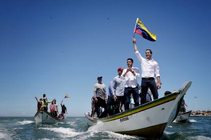 El presidente interino de Venezuela, Juan Guaidó, levanta una bandera del país a su llega a la Isla de Margarita (Venezuela), el 18 de julio de 2019. La Administración de Donald Trump ha anunciado que tiene previsto redirigir fondos de ayuda al desarrollo para Centroamérica hacia el apoyo a Juan Guaidó y el movimiento opositor al chavismo en Venezuela.