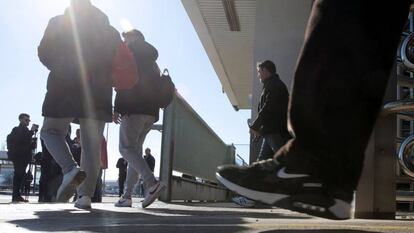 Trabajadores de Opel Espa&ntilde;a salen de la factor&iacute;a de Figueruelas (Zaragoza). 