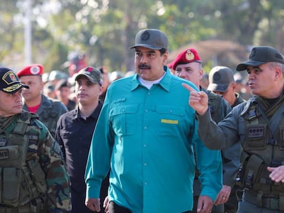 El presidente de Venezuela, Nicolás Maduro, junto al ministro de Defensa, Vladimir Padrino Lopez, y miembros de La Fuerza Armada Nacional Bolivariana. 