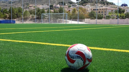 El Estadio de El Barxell, en Petrer, con césped artificial