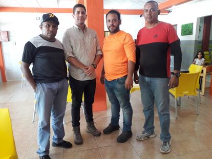 Los periodistas Luis Gonzalo Pérez y Rafael Hernández (centro)  junto a dos activistas de la ONG FundaRedes, detenidos por autoridades venezolanas en Apure, Venezuela.