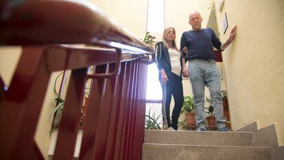 Amparo Jiménez y José Martínez, en el rellano de su piso en Carabanchel (Madrid).