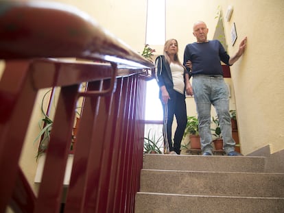 Amparo Jiménez y José Martínez, en el rellano de su piso en Carabanchel (Madrid).