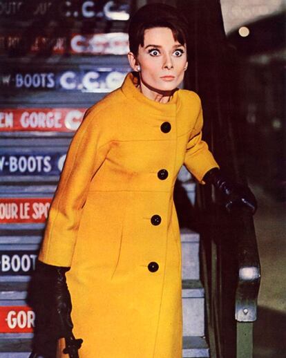 Audrey, con un abrigo de Givenchy en ‘Charada’.