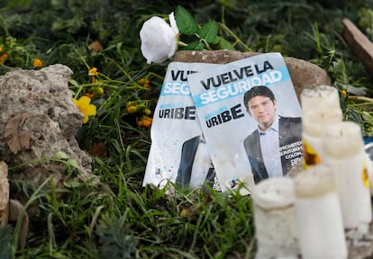 Un altar dedicado Miguel Uribe en Bogotá, Colombia, el 9 de junio de 2025.