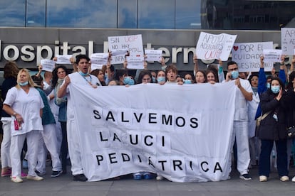 Médicos, enfermeros, técnicos y residentes protestan este miércoles frente al Hospital La Paz por el regreso del jefe de la UCI pediátrica, acusado de acoso laboral.