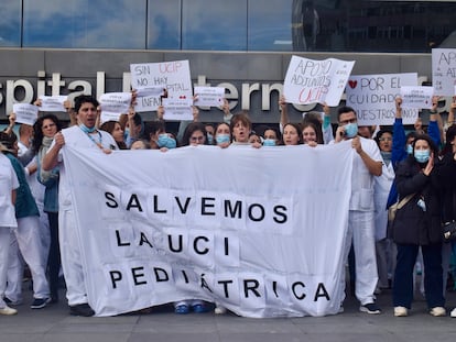 Médicos, enfermeros, técnicos y residentes protestan este miércoles frente al Hospital La Paz por el regreso del jefe de la UCI pediátrica, acusado de acoso laboral.