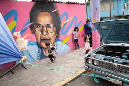 Niños juegan al lado de un mural en Xalpa, Iztapalapa, el 8 de septiembre.