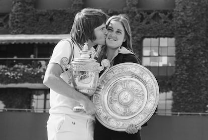 Chris Evert y Jimmy Connors. Su amor semiadolescente comenzó en 1974 sobre la hierba de Wimbledon (en la imagen, ambos con sus trofeos), cuando se alzaron campeones de sus respectivos cuadros y dejaron las primeras muestras de su dominio futuro. A pesar de que llegaron a estar comprometidos, su 'affair' apenas duró unos meses y no guardaron demasiado cariño entre ellos. Al año siguiente, el propio Connors se presentó junto a otra mujer en mitad del partido de semifinales de Wimbledon que disputaba Evert cuando ni siquiera habían roto su relación oficialmente. “Lo vi en las gradas con otra chica y me quedé desconcertada. Cometí una doble falta y perdí la concentración”, reconoció la tenista, que acabó perdiendo el encuentro. En la imagen, la pareja en Wimbledon en 1974.