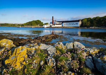 Vista de la destilería Lagavulin en Islay, en las Hébridas Interiores escocesas. 