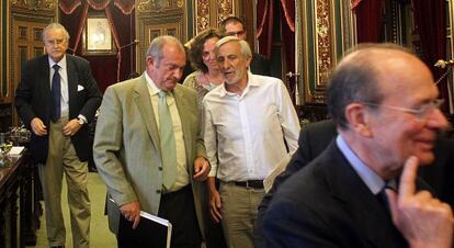 Iñaki Azkuna, a la izquierda, instantes después de finalizar el pleno extraordinario de ayer.