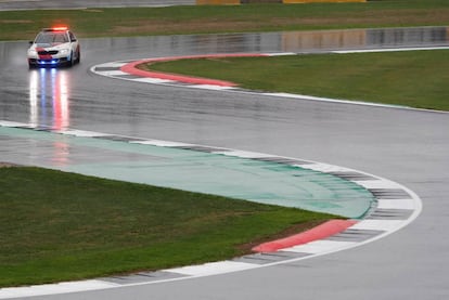 El coche de seguridad de MotoGP inspecciona la pista antes del inicio programado de la carrera.