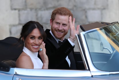 El príncipe Harry también se ha quitado el uniforme militar que llevaba en la ceremonia religiosa y ha lucido un elegante esmoquin.