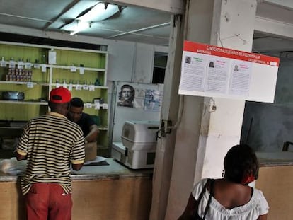 Una mujer lee informaci&oacute;n sobre algunos candidatos a delegados municipales este s&aacute;bado 18 de abril de 2015, en La Habana (Cuba). 