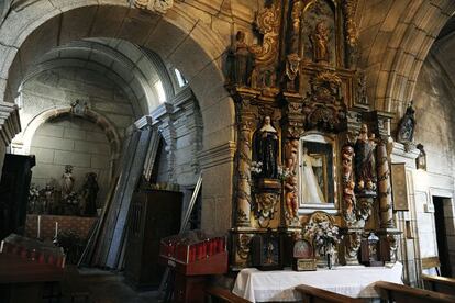 Retablo lateral de la iglesia de Santa Baía de Bousés (Oímbra), en restauración.