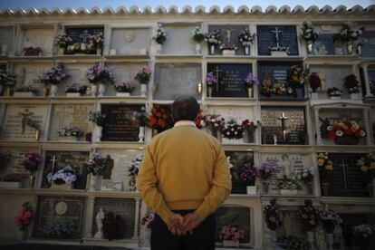 Un hombre visita el cementerio San Lorenzo de Ronda (Málaga).
