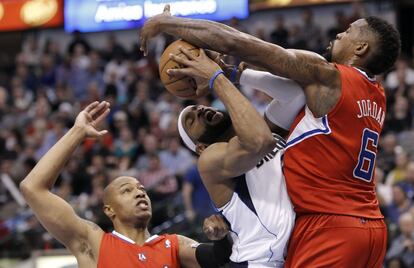 DeAndre Jordan comete falta sobre Vince Carter.