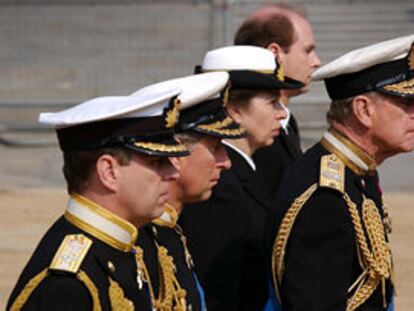 Miembros de la Familia Real inglesa durante los funerales de la Reina Madre. PLANO GENERAL - ESCENA