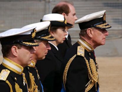 Miembros de la Familia Real inglesa durante los funerales de la Reina Madre. PLANO GENERAL - ESCENA