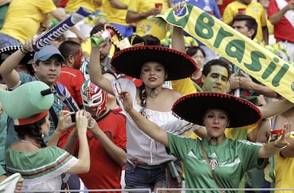 Torcedores mexicanos momentos antes do jogo começar.