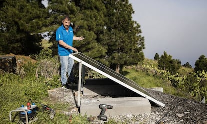 Marco Sánchez works on solar panels in El Hierro.