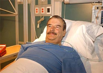 Vicente Fox convalecía ayer tras ser operado de una hernia discal en un hospital militar en México.