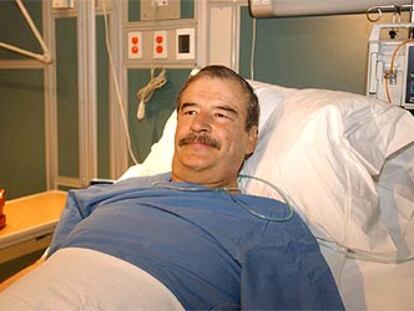 Vicente Fox convalecía ayer tras ser operado de una hernia discal en un hospital militar en México.
