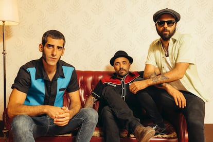 El grupo Sidecars en una foto de promoción. De izquierda a derecha Gerbass (bajo), Ruly (batería) y Juancho (voz y guitarra).