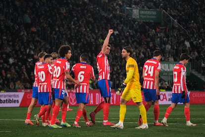 Los jugadores del Atlético celebran el primero de los dos goles que Sorloth marcó en la victoria de los rojiblancos ante el Elche (0-4).