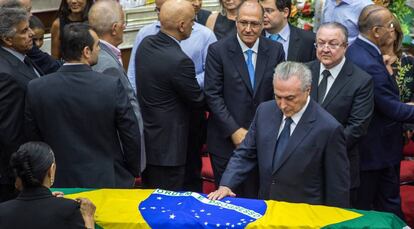 Temer ao lado do caix&atilde;o com o corpo de Zavascki.