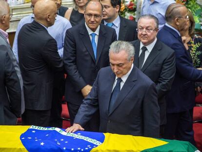 Temer ao lado do caix&atilde;o com o corpo de Zavascki.