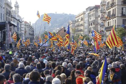 Manifestantes ante la estación de Francia de Barcelona, a escasos metros de la Llotja de Mar.