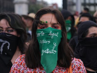 Mujeres participan en una marcha para exigir aborto legal, seguro y gratuito en 2019, en México.