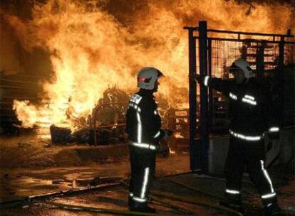 Do bomberos trabajan en la extinción del incendio en los Almacenes Morón de Motril (Granada)