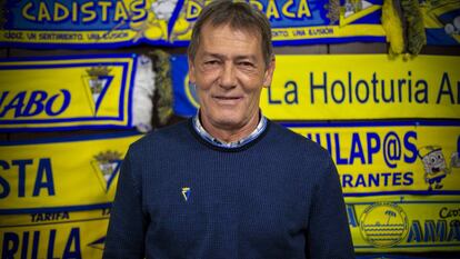 Pepe Mejía, exjugador del Cádiz CF y actual embajador del club, posa en una de las salas del estadio Ramón de Carranza. "Siempre he sido un poquito el padre de los que venían de fuera", ríe Mejía. "Compartíamos entonces una mentalidad de vivir el momento, que era muy dulce".