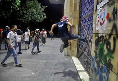 Manifestantes atacan tiendas en el centro de Beirut durante los disturbios que estallaron después de la caída de la libra libanesa contra el dólar estadounidense.