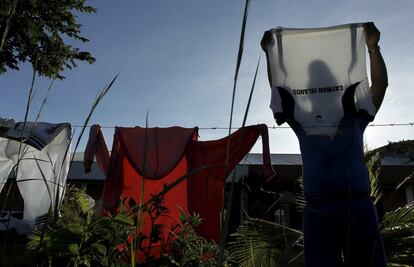 Un inmigrante cubano seca su ropa en un refugio temporal en la ciudad de La Cruz, cercana a la frontera entre Costa Rica y Nicaragua.