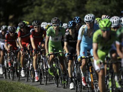 Peter Sagan, con el maillot verde, durante la etapa.