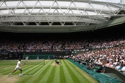 Djokovic y Alcaraz, durante la final de Wimbledon en la pista central del All England Club.