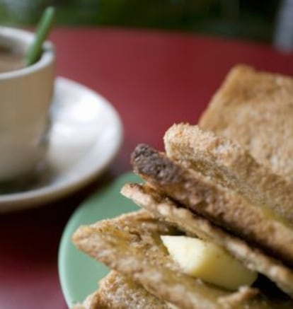 Torradas kaya com manteiga, café da manhã típico em Cingapura.