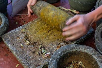 Preparación de hierbas y especias  en el Tropical Spice Garden, en la isla de Penang.