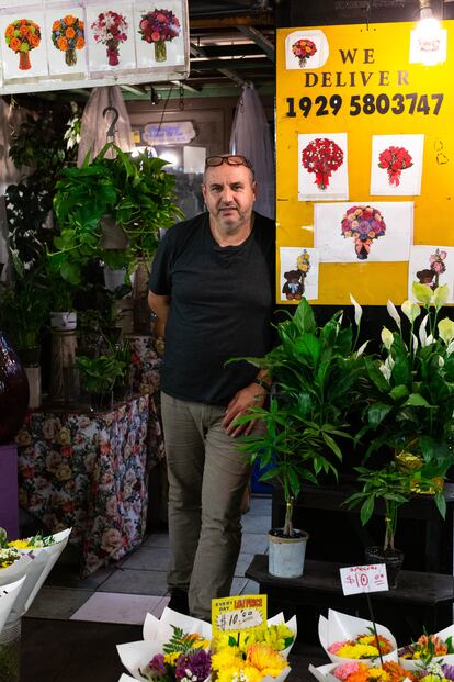 Chris lleva 42 años vendiendo flores dentro del metro de Nueva York. “Plantas de interior” matiza.  