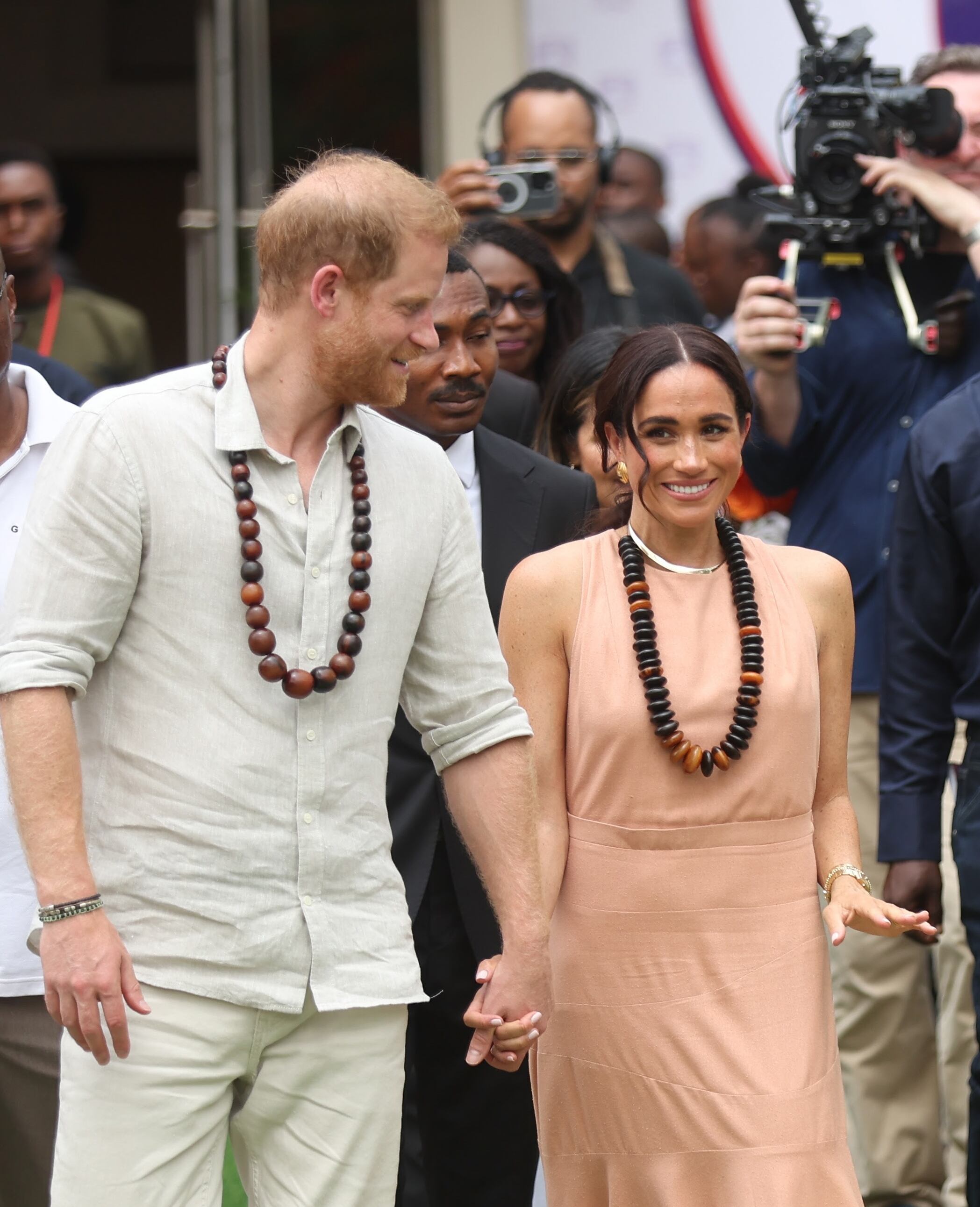 Meghan Markle luciendo el vestido de Heidi Merrick.