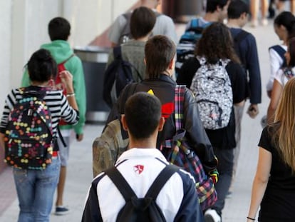 Alunos em um corredor de escola.