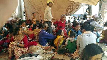 Residents de Bhaktapur (Nepal) en un refugi temporal després del terratrèmol, el 12 de maig del 2015.