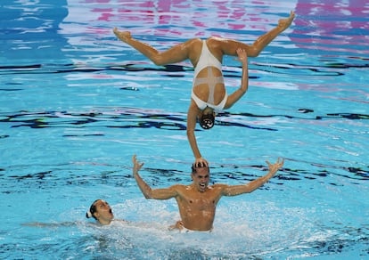 Dennis González impulsa a Txell Ferré, durante la final de acrobacias, este viernes.
