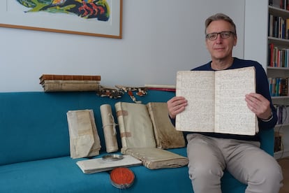 Arthur Brand enseña los documentos y manuscritos históricos recientemente recuperados.