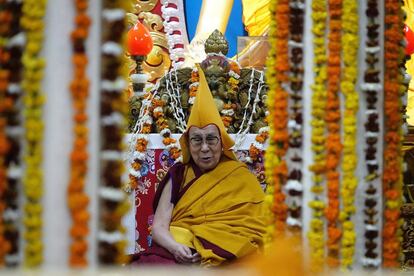 El líder espiritual tibetano, el Dalái Lama, participa este miércoles en una ceremonia religiosa de ofrenda en el templo budista de Tsuglagkhang, cerca de Dharamsala (India).