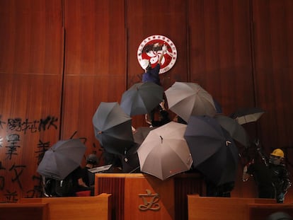 El Movimiento de los Paraguas protesta en el Consejo Legislativo de Hong Kong contra el proyecto de ley de extradición el 1 de julio de 2019.
